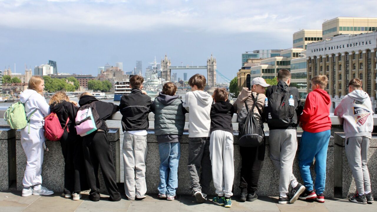 Royaume-Uni en 2027 : Erasmus+ oui, visa jeunes pas encore